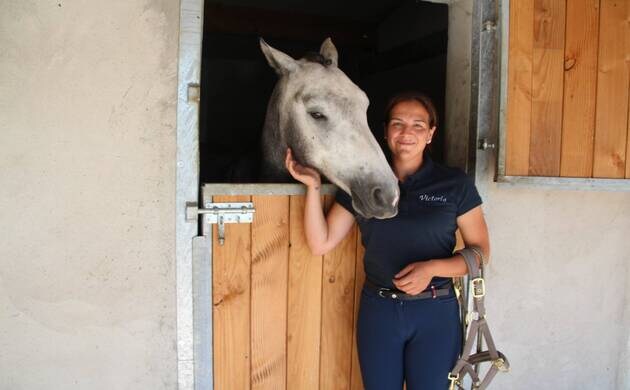 Passionate about the equestrian world from a young age, Victoria has created a welcoming, family-oriented environment—a structure that reflects her personality. Her primary goal is to share her expertise.
