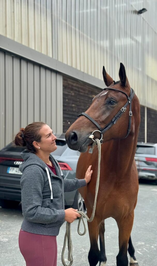 Mia du Riage 🔹 3-year-old Selle Français mare – 1.67m By Pégase van’t Ruythershof x Olala de Buissy Mia is a stunning homebred mare with a well-balanced frame, elegant gaits, and above all, a golden temperament. Carefully started under saddle, she already shows excellent potential for sport, with full respect for her growth and development. 👉 Dam competed up to 1.40m 👉 Pégase van’t Ruythershof: a stallion renowned for producing modern, respectful, and powerful horses 🩺 Full vet check done – excellent X-rays No known health issues Mia is an easy-going mare with a great mind, ideal for a rider looking to bring along a promising future sport horse. 📍 Located at Ecurie V.Hoffmann.H & Co