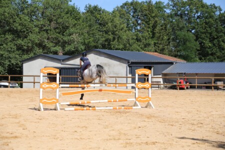 Pferde und Ponys zu verkaufen In unseren Ställen verfügen wir über einen eigenen Bereich für die Zucht von Spitzenpferden, in dem wir im Herzen der französischen Landschaft Sportpferde und Ponys zur Welt bringen, aufziehen und trainieren. Victoria hat sich schon in jungen Jahren für die Welt des Pferdesports begeistert und eine einladende, familienorientierte Umgebung geschaffen – eine Struktur, die ihre Persönlichkeit widerspiegelt. Ihr Hauptziel ist es, ihr Fachwissen weiterzugeben.