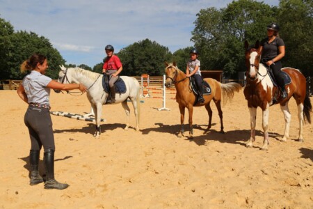 Venez découvrir le site des ÉCURIES V.HOFFMANN.H ET CO, domiciliés à Saint-Aubin-le-Cloud à 2 min de Parthenay en Nouvelle-Aquitaine.     Que vous souhaitiez achetez un cheval, vous faire plaisir, suivre des cours avec des objectifs que ce soit pour la compétition ou non, amener votre cheval en pension ou le faire débourrer, venez rencontrer Victoria, qui se fera un plaisir de prendre soin de votre cheval comme il se doit.